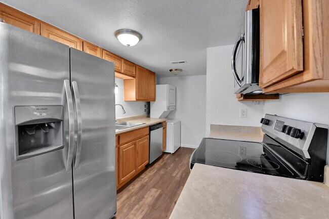 Building Photo - $1,540.95.95- 2 Bed, 1 Bath Condo in Aurora with Central AC and in Unit Laundry!