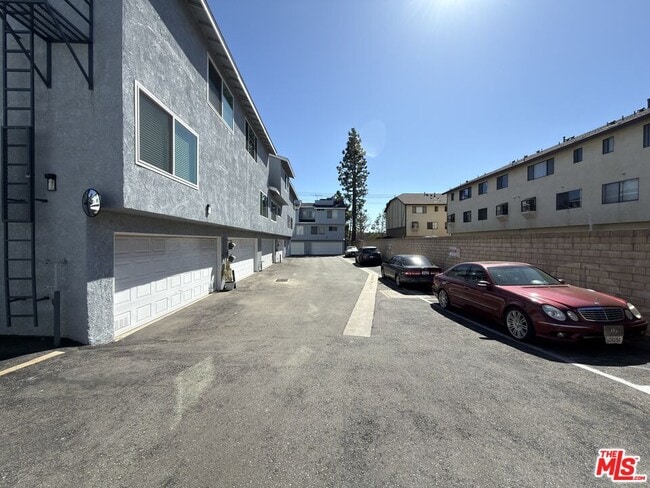 Building Photo - 9915 Variel Ave