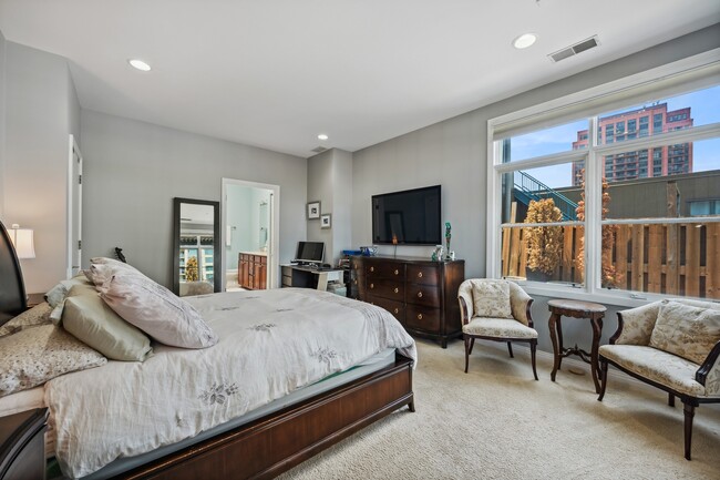 Building Photo - 330 N Clinton St