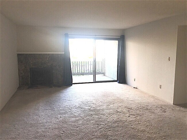 Building Photo - Reno Riverfront Condo - 2 Bedroom - Cat Fr...