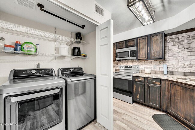 Building Photo - 8787 E Mountain View Rd