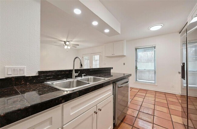 Building Photo - 6637 Valleyside Rd