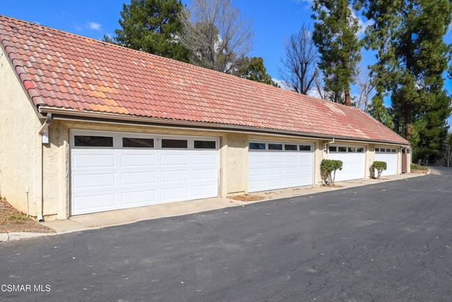 Building Photo - 2 Sparrowhawk Ln