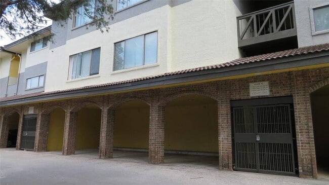 Building Photo - 806 W 24th St