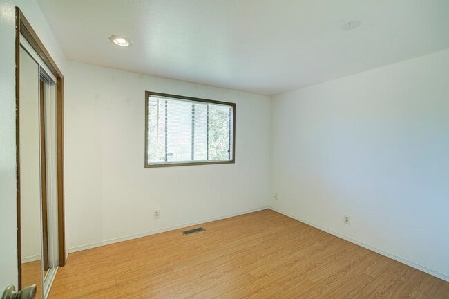 Building Photo - 4Bd/2.25Ba Redmond House