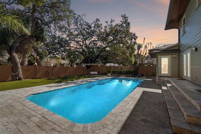 Building Photo - 344 21st Ave NE