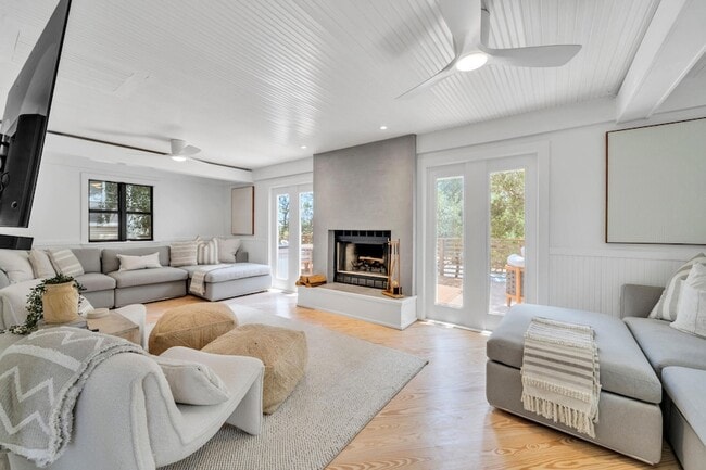 Building Photo - 6296 W County Hwy 30A