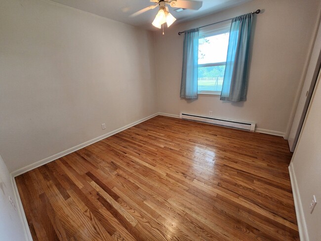 Building Photo - Quiet Country 3BR Ranch with 3.8acres betw...