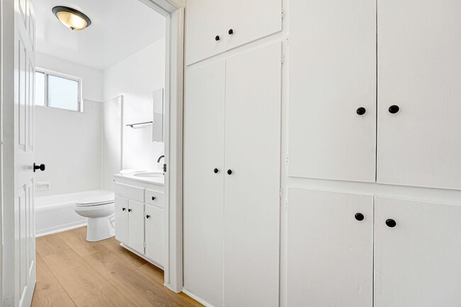 Building Photo - Spacious 1 Bedroom Apartments with Parking - Noho Arts District