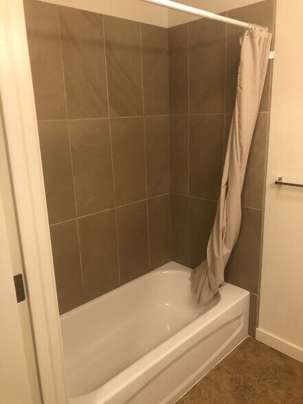 Building Photo - 909 W 4th Ave