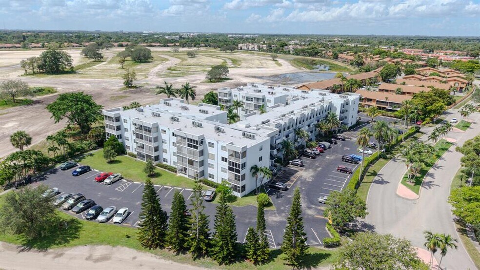 Building Photo - 3000 Sunrise Lakes Dr E