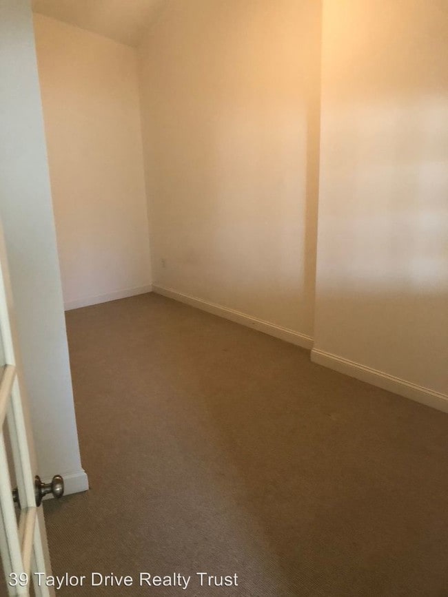 Building Photo - 39 Taylor Dr