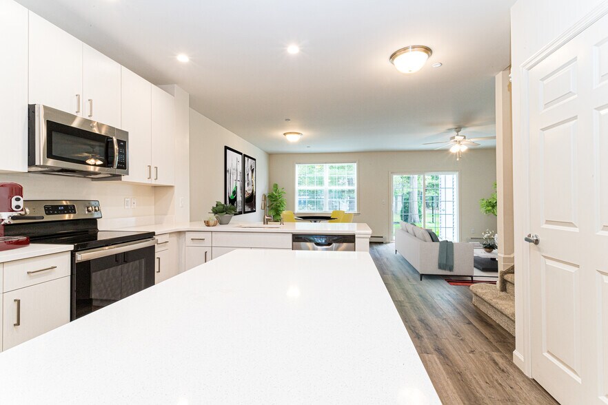 Medford Pond 1100 Lake Dr Medford NY 11763 Apartment Finder