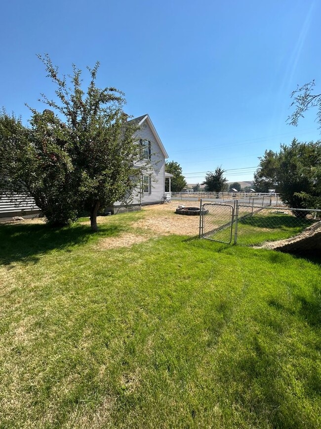 Building Photo - Beautiful 3-bedroom home with large yard