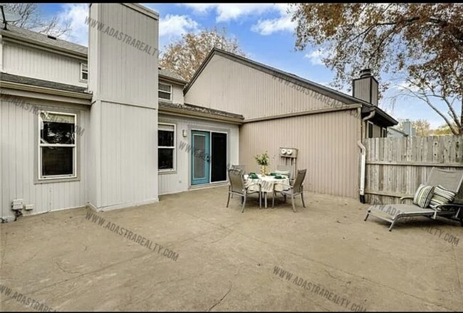 Building Photo - Gorgeous Modern Shawnee Townhome-Available...