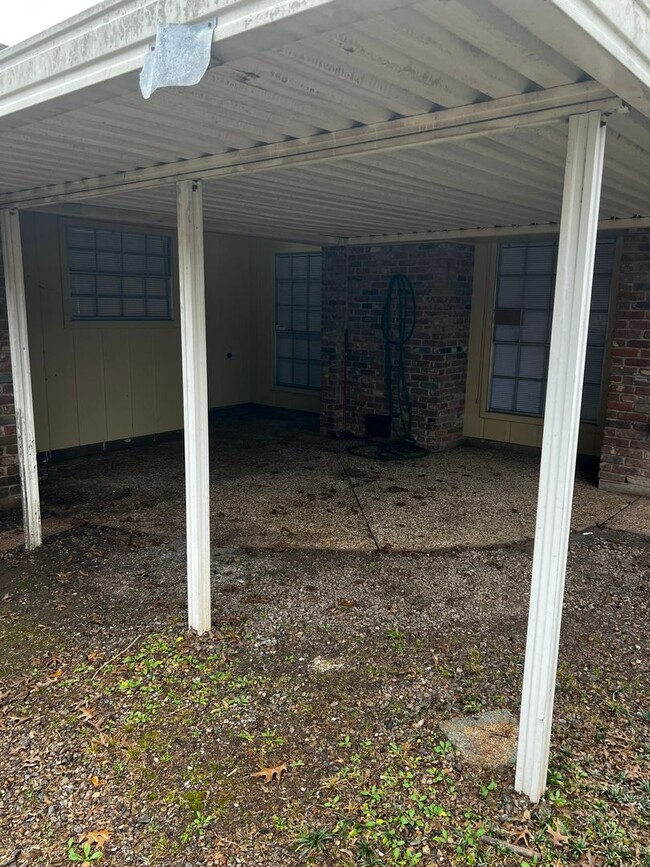 Building Photo - Large 3 bedroom on corner lot