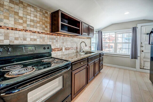 Building Photo - Monroe Duplex