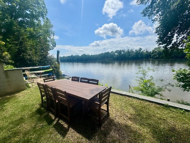 Building Photo - 54 River Dr