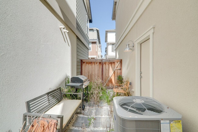 Building Photo - 37523 Sand Drift Rd