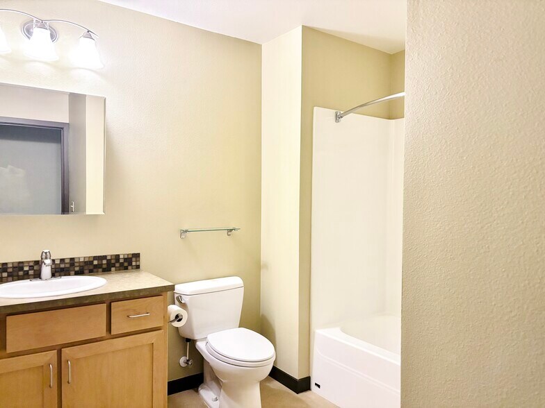 Building Photo - 1127 Broadway St NE