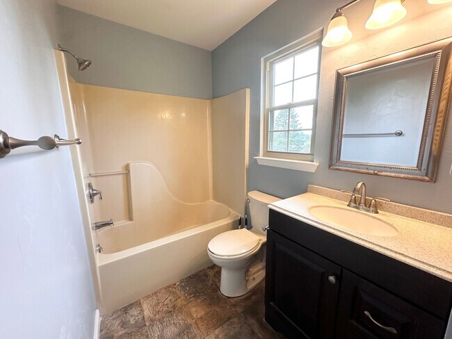 Building Photo - 1114 Skyview Dr
