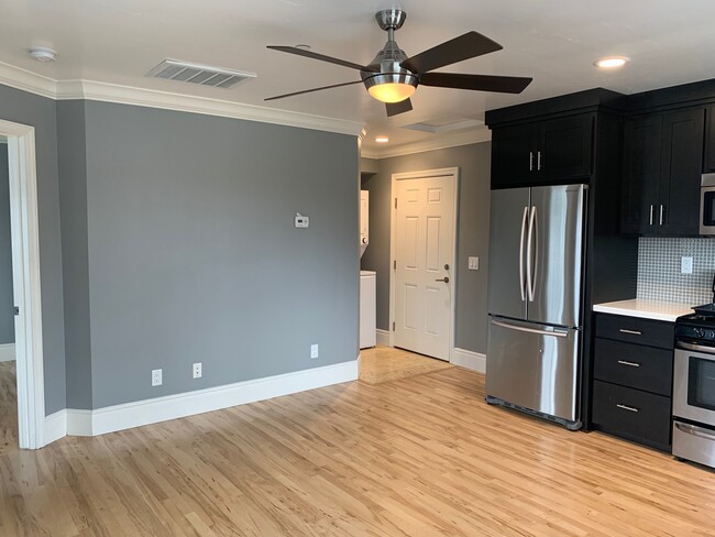 Building Photo - UPSTAIRS UNIT! Washer&Dryer! Assigned Park...