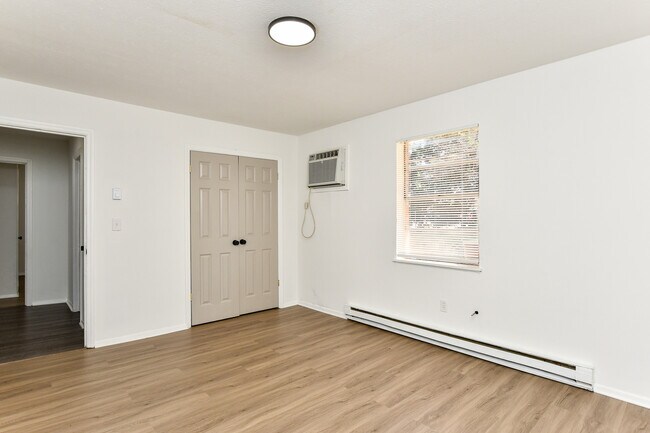 Building Photo - 409 Lily St