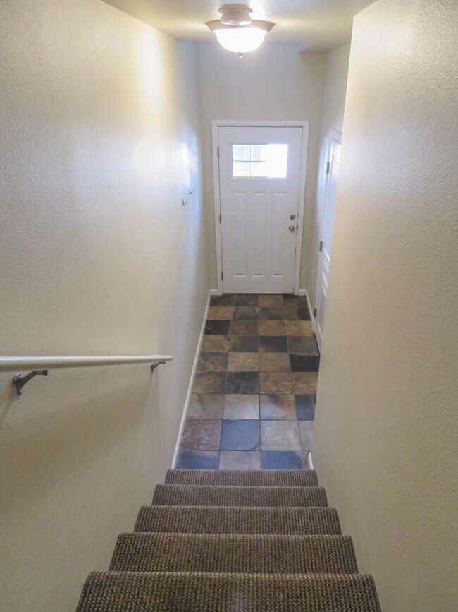 Building Photo - 2 Bedroom Townhome Available Now  !! 2 Wee...