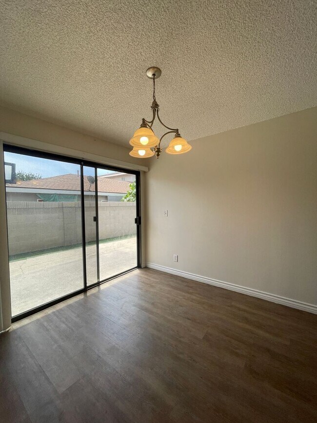 Building Photo - Lovely 2 bed, 2 bath Duplex Home in Orange