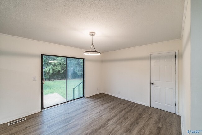 Building Photo - 307 Meadowbrook Dr SE