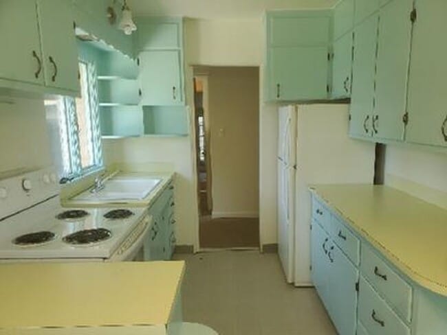 Building Photo - STUDENTS WELCOME! 4 Bed 2 Bath House 1 Block North of CSU