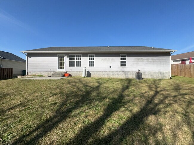 Building Photo - Wonderful 3 Bedroom Home-437 Boysenberry