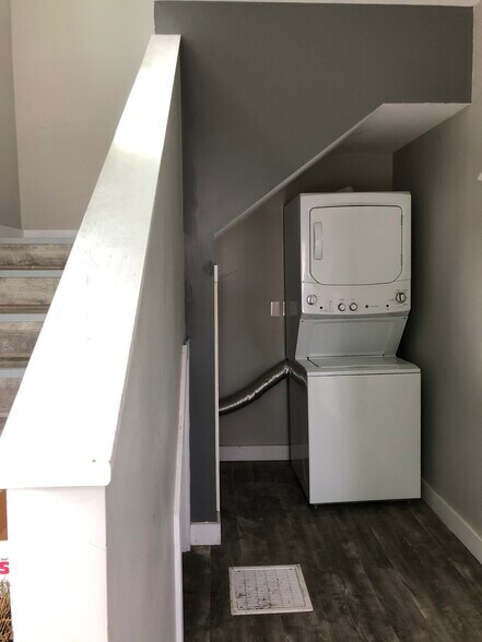 Building Photo - 141 Peltoma Ave