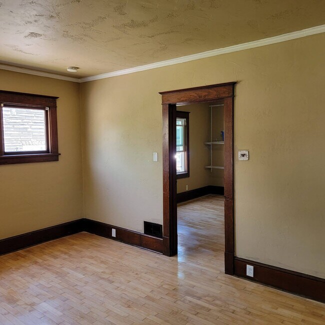 Building Photo - 609 E Kimberly Ave
