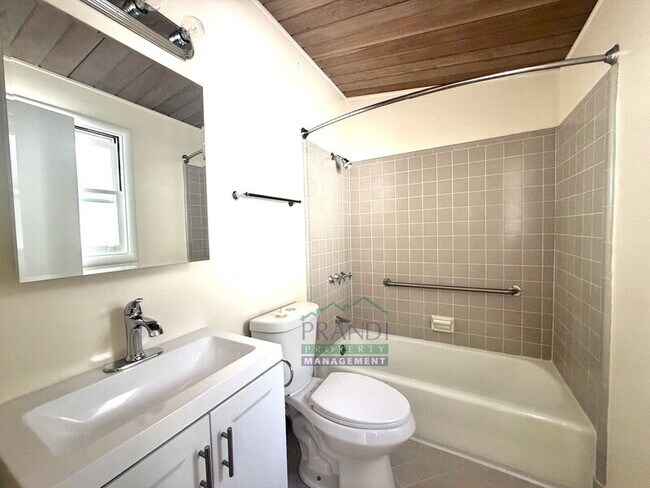 Building Photo - 25 Willow Ave