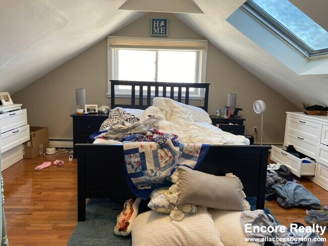 Building Photo - 8-8 Sunset St