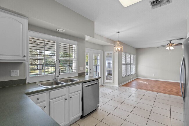 Building Photo - HUNTINGTON POINTE - 4 bd • 2.5 ba • 2,142 ft² (Lake Mary)