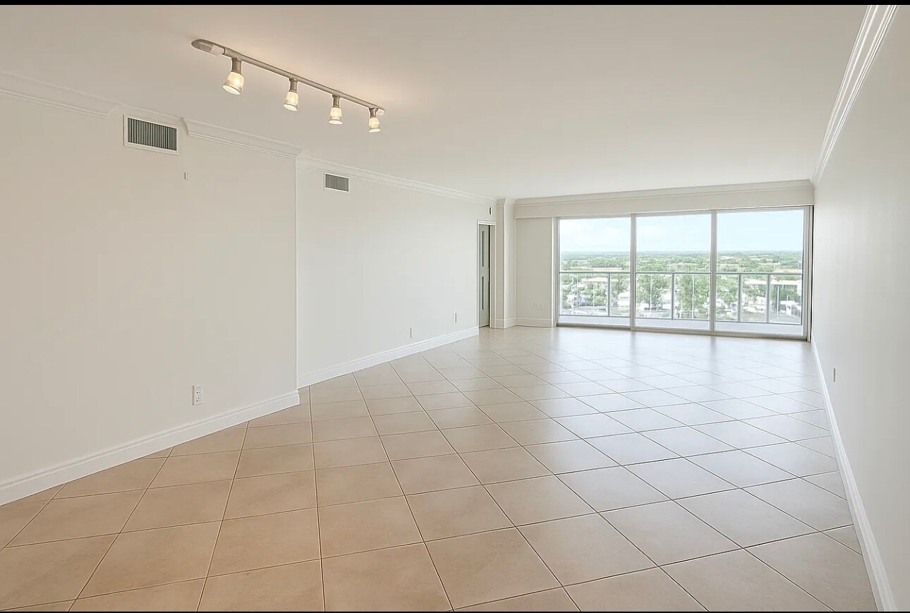 Building Photo - 1160 Hillsboro Mile