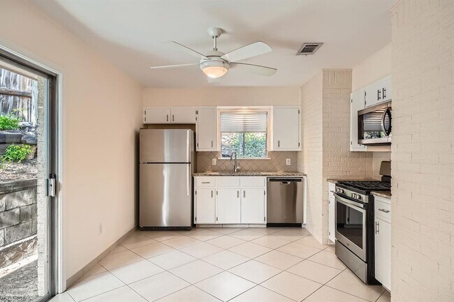 Building Photo - 3004 Maywood Cir