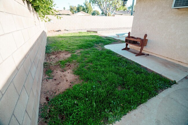 Building Photo - Spacious 4 Bed / 2 Bath Pool Home in Prime Corona Location!