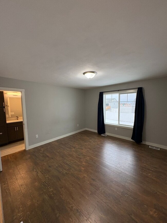 Building Photo - 4 Bedroom Home