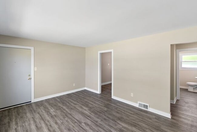 Building Photo - HUGE Updated Apartment with hardwood floors