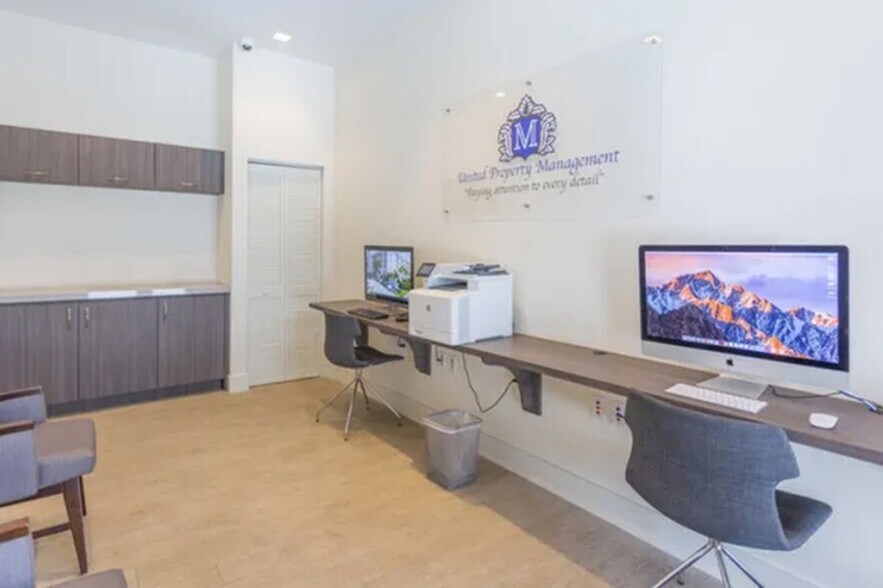 Building Photo - 3880 NE 6th Ave