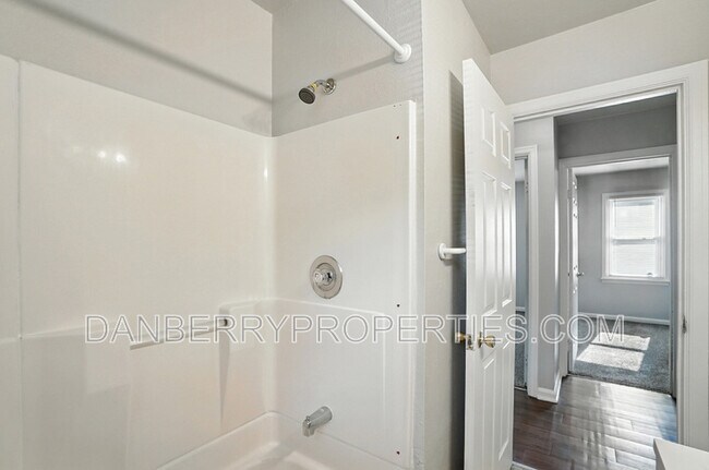 Building Photo - 1126 Searles Rd