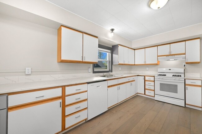 Building Photo - 6 Bedroom Home for Rent