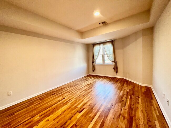 Building Photo - 108 Monroe St