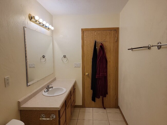 Building Photo - "Spacious 3-Bedroom Side by Side Duplex in...