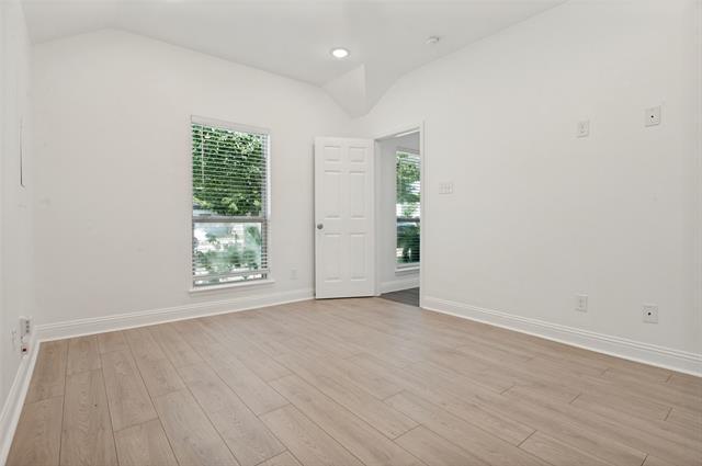 Building Photo - 527 Ravenwood Dr