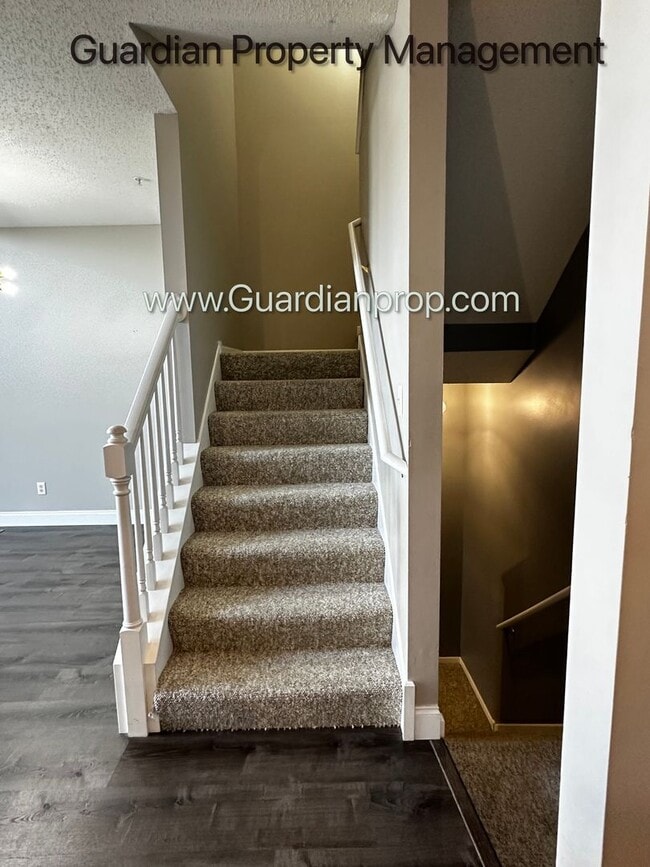 Building Photo - Maple Grove 2 Bedroom Town Home, 2 Car Garage, Patio, Dishwasher, W/D