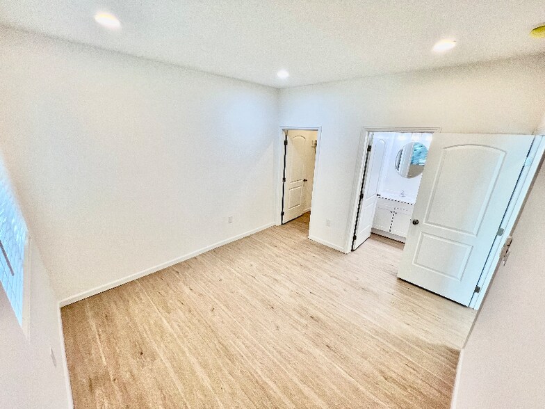 Building Photo - 859 W 43rd Pl